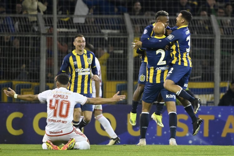 Jogadores do Rosário Central comemoram gol marcado diante do Internacional, no confronto de ida dos playoffs da Copa Sul-Americana 