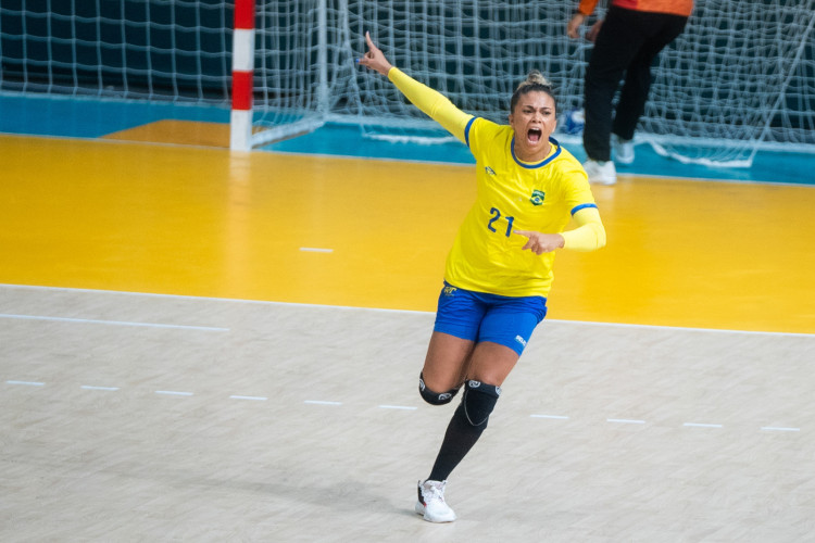 Cearense Adriana Cardoso integra seleção brasileira de handebol, que enfrenta a Angola neste sábado, 3. Veja programação do dia nas Olimpíadas