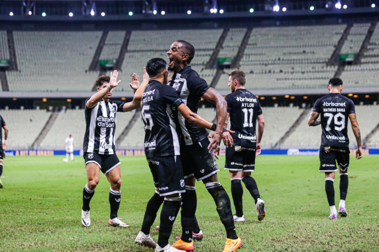 Atacantes Erick Pulga e Saulo Mineiro comemoram gol no jogo Ceará x Ituano, no Castelão, pelo Campeonato Brasileiro Série B 2024