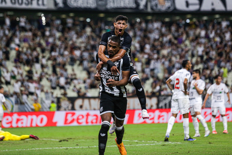 Atacantes Erick Pulga e Saulo Mineiro comemoram gol no jogo Ceará x Ituano, no Castelão, pelo Campeonato Brasileiro Série B 2024