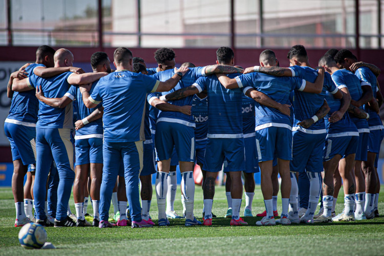 Elenco do Avaí reunido no gramado do Estádio Onésio Brasileiro Alvarenga (OBA) antes de enfrentar Vila Nova pela Série B