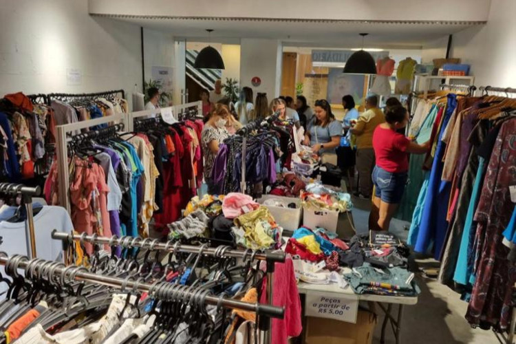 Associação Beija Flor realiza bazar solidário no bairro Papicu
