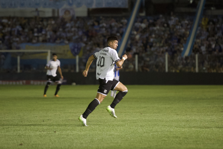 Meia Lucas Mugni no jogo Paysandu x Ceará, na Curuzu, pelo Campeonato Brasileiro Série B 2024