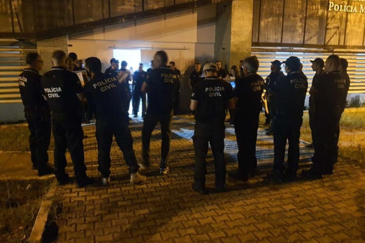 ￼POLICIAIS civis reunidos para a deflagração da operação