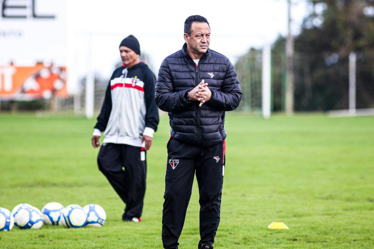 Técnico Paulinho Kobayashi em treino do Ferroviário