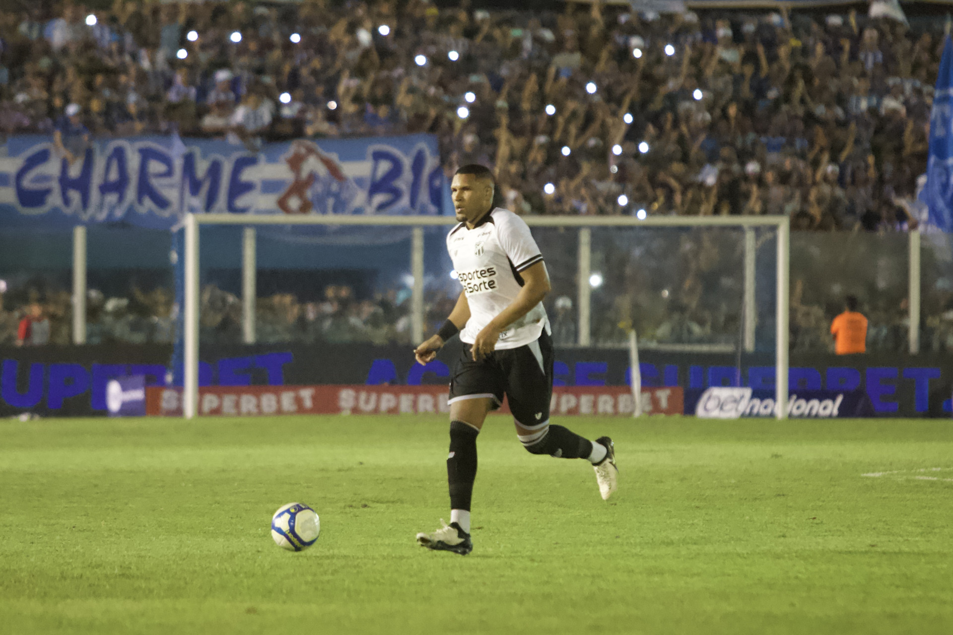 Zagueiro Matheus Felipe no jogo Paysandu x Ceará, na Curuzu, pelo Campeonato Brasileiro Série B 2024 (Foto: Israel Simonton/CearaSC)