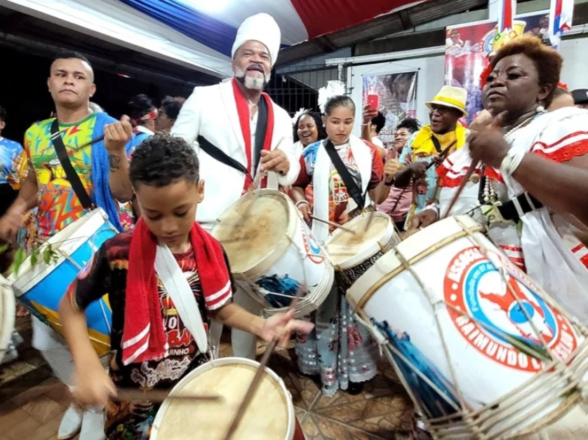 O multiartista e ativista social, Carlinhos Brown, aceitou o convite do governador Clécio Luís, para ser o embaixador do Marabaixo do Amapá. O músico, portanto, foi nomeado por sua relevância internacional como representante da cultura negra brasileira.