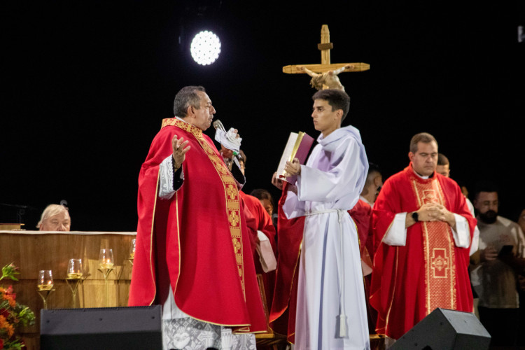 FORTALEZA, CEARÁ, BRASIL, 17-07-2024: 1 dia do festival Halleluya reune fieis para participar da missa no CEU. (Foto: Samuel Setubal/ O Povo)