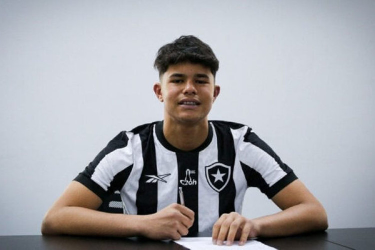 Após se destacar no Athletico-PR, goleiro de 14 anos opta por defender as traves do Botafogo em 2024