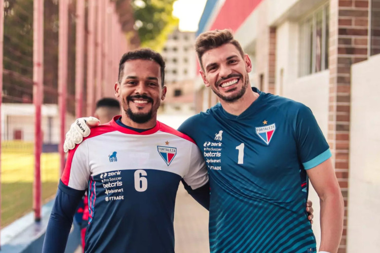 Lateral-esquerdo Bruno Pacheco e goleiro João Ricardo em treino do Fortaleza no Centro de Excelência Alcides Santos, no Pici