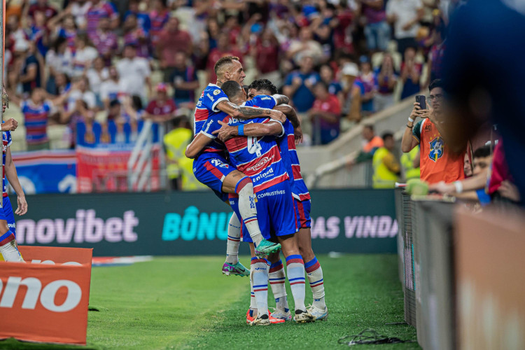 Jogadores do Fortaleza comemoram gol no jogo Fortaleza x Vitória, no Castelão, pelo Campeonato Brasileiro Série A 2024