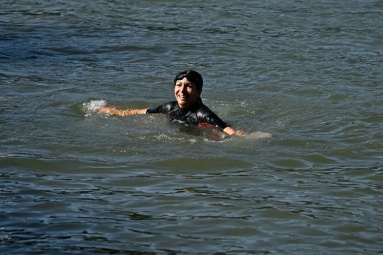 Prefeita de Paris nada no Rio Sena antes das Olimpíadas