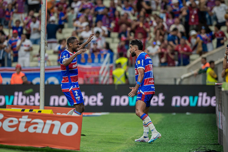 Tinga e Brítez comemoram gol no jogo Fortaleza x Vitória, no Castelão, pelo Campeonato Brasileiro Série A 2024