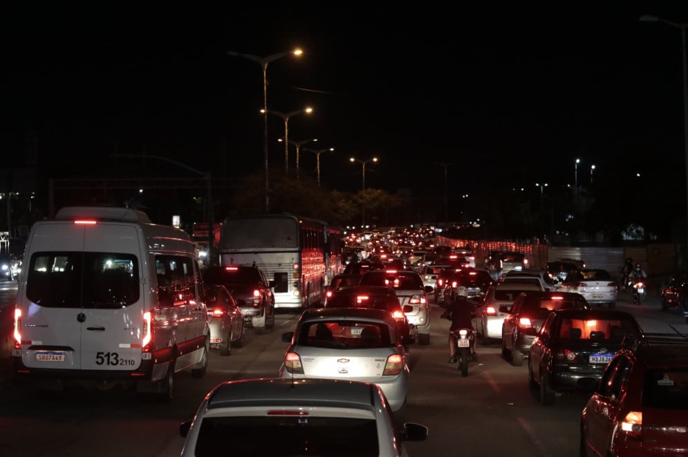 O trânsito torna-se ainda mais estressante em horários de pico, com excesso de buzinas e violência verbal entre condutores(Foto: Samuel Setubal/O POVO)