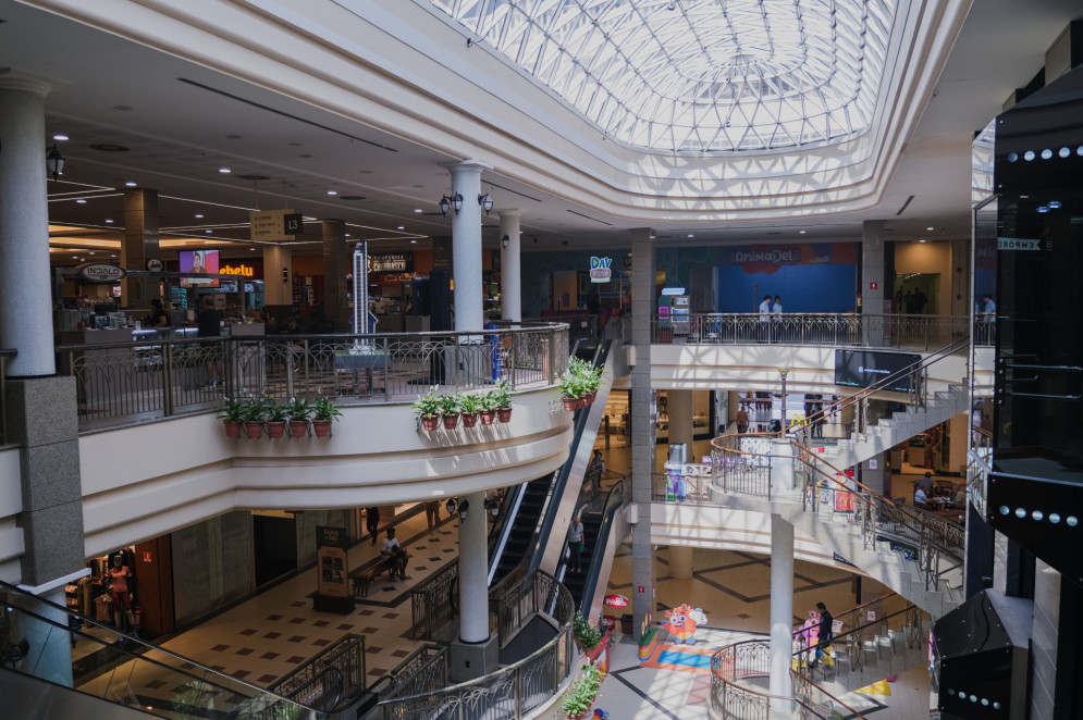 O Del Paseo conta hoje com espaço para mais de 100 lojas e 336 salas na torre comercial. (Foto: Fernanda Barros / O Povo)(Foto: FERNANDA BARROS)