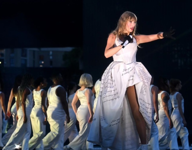 A cantora Taylor Swift está percorrendo os cinco continentes desde março de 2023 com “The Eras Tour”, a turnê mais lucrativa do mundo do ano passado. A passagem pela Europa, que começou em maio de 2024, na França, tem impactado a artista pelas experiências pessoais inéditas. 

