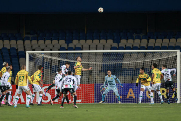 Goleiro pega pênalti no último lance da partida e garante empate do Dourado por 1 a 1 com a equipe chilena, nesta quinta-feira