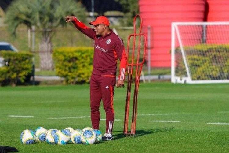 Treinador precisa ajustar sistemas defensivos e ofensivos, além de recuperar o futebol de Alan Patrick no clube gaúcho