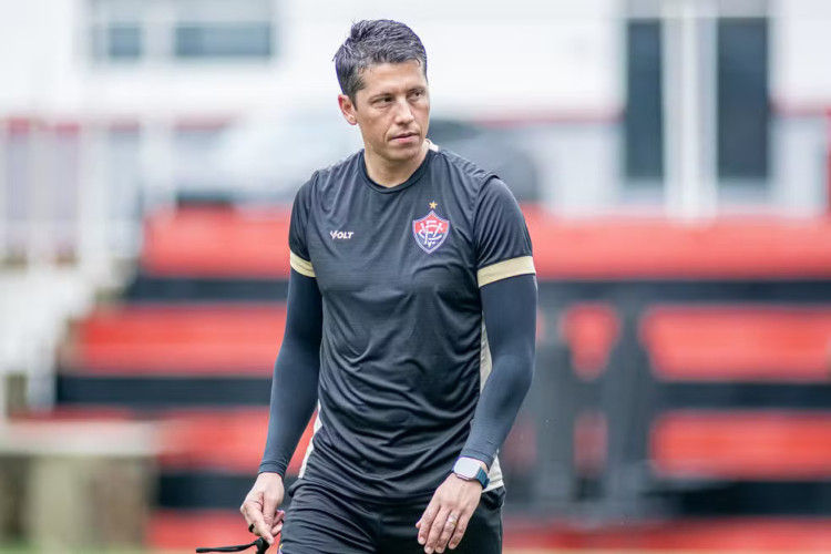 Thiago Carpini em treino do EC Vitória