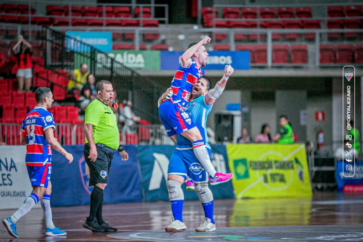 Jogadores do Fortaleza comemoram vitória tricolor diante do Ceará no Campeonato Cearense de Futsal