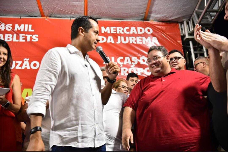 O prefeito de Caucaia, Vitor Valim (PSB), e o seu líder do governo e pré-candidato a vice-prefeito, Vanderlan Alves (Republicanos)