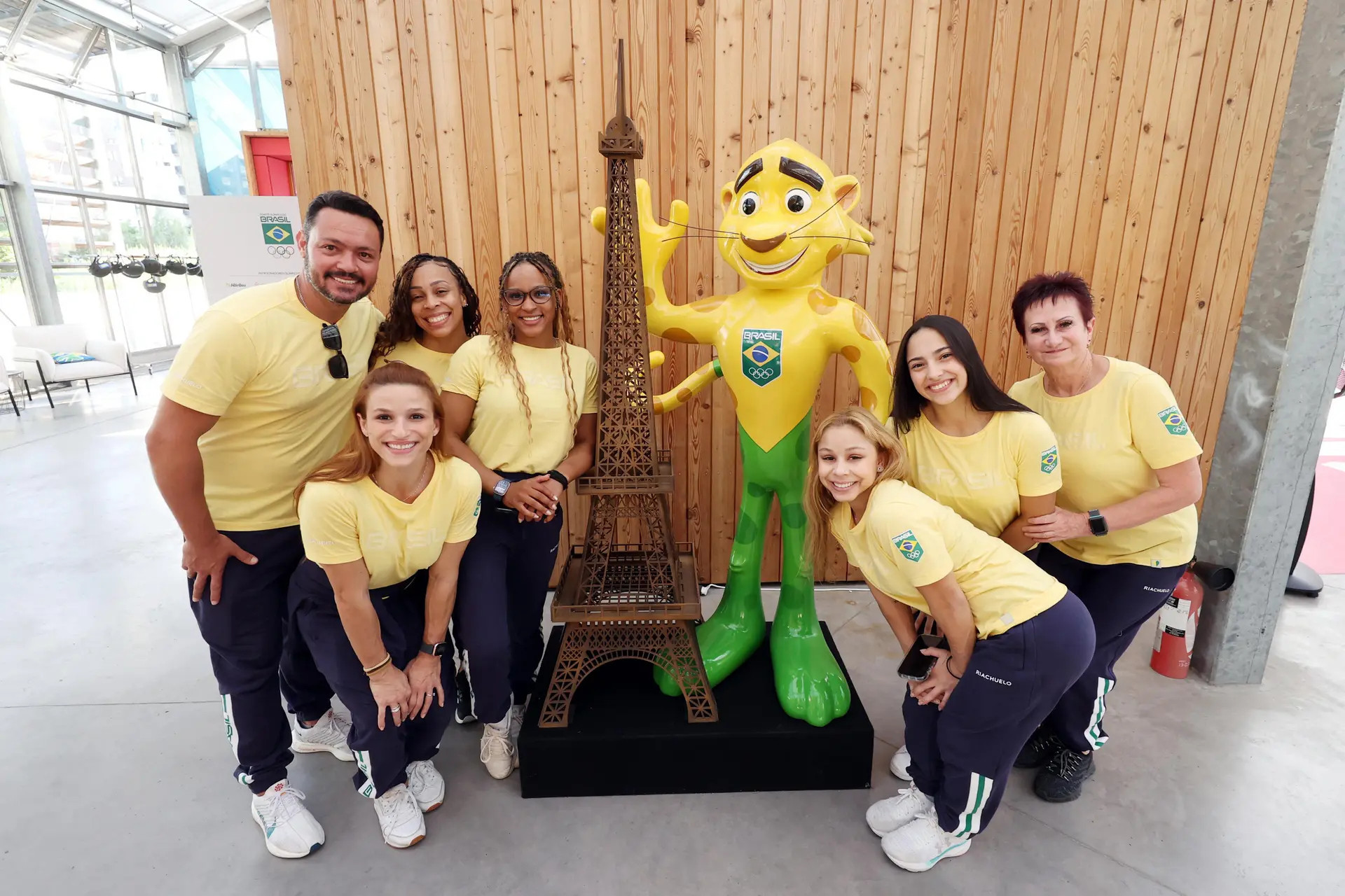 Equipe de ginástica artística chegou à Vila Olímpica, em Paris (Foto: Gaspar Nóbrega/COB)