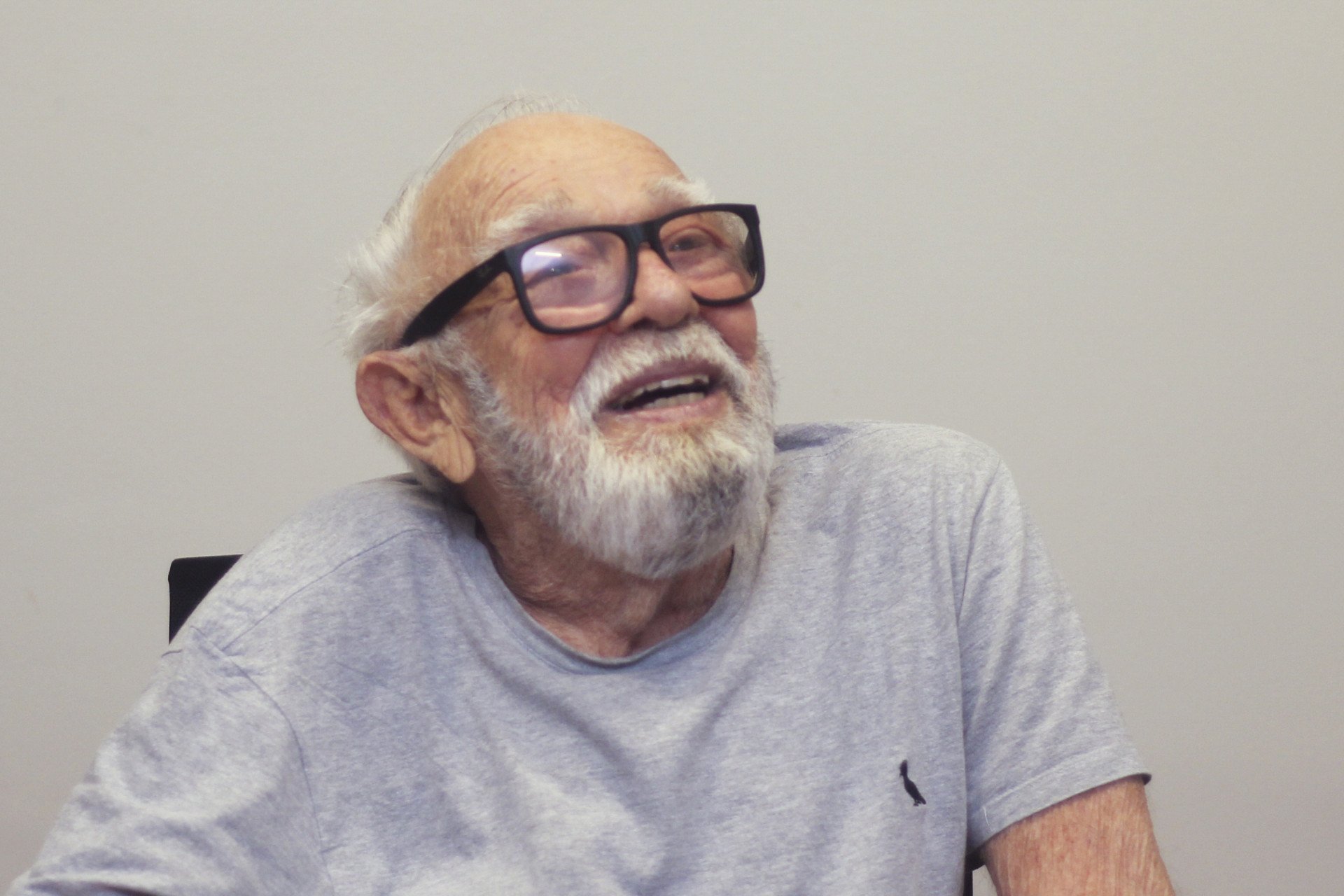 Retrato de Emiliano Queiroz. O ator veio a Fortaleza para o evento em que será homenagiado pelos seus 50 anos de carreira no Museu da Fotografia (foto: Matheus Souza/Opovo) (Foto: Matheus Souza)