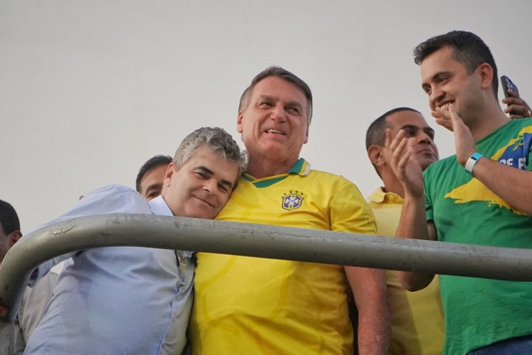 Ex-presidente Jair Bolsonaro falou de vacinas em evento com ex-prefeito de Duque de Caxias, Washington Reis (à esq.)