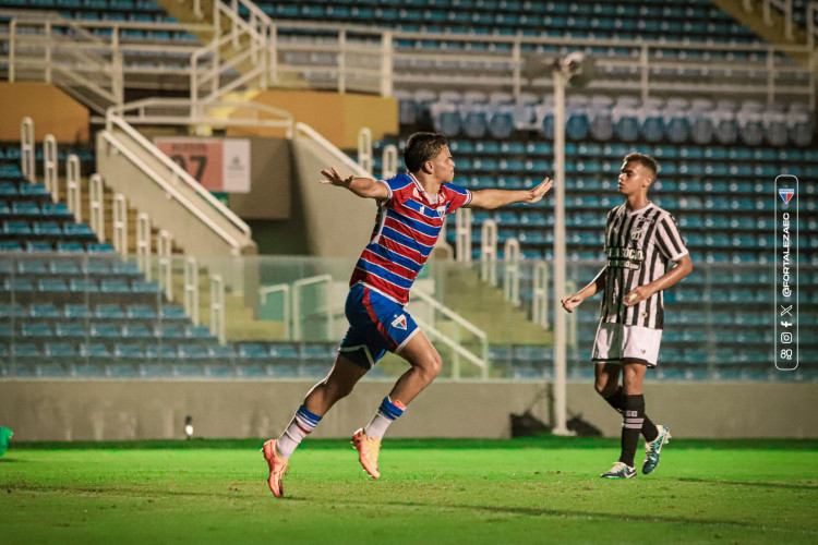 Daniel, jogador da base do Fortaleza, comemora segundo gol marcado no Clássico Sub-20, válido pelo Campeonato Brasileiro da modalidade 