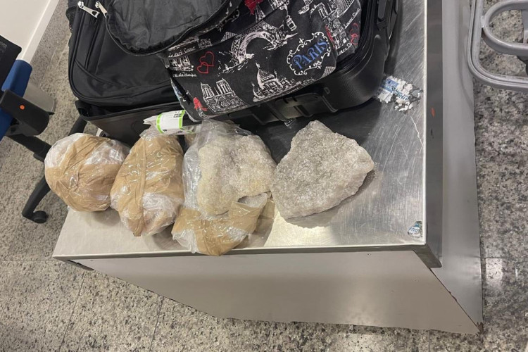 Foram encontrados 17 kg de pedras de MDMA nas bagagens dos brasileiros