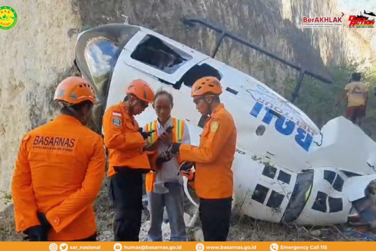 Helicóptero caiu na vila de Pecatu, ao sul da capital Bali; ocupantes da aeronave foram resgatados com vida