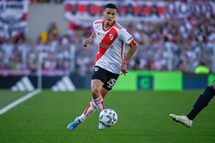 Andrés Herrera, lateral-direito do River Plate-ARG, está próximo de reforçar o Fortaleza