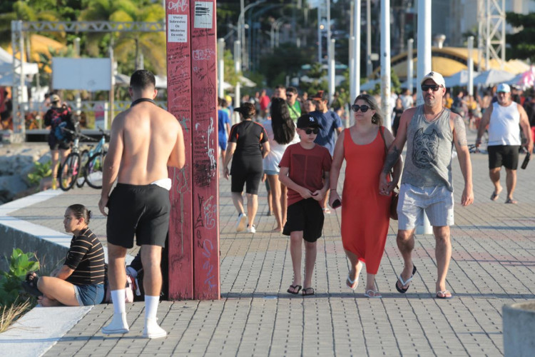 Espigão da Beira Mar fica lotado a partir das 16 horas deste domingo, 21, para apreciação do por do sol e da lua cheia