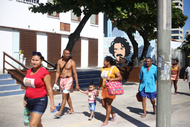 Foto de apoio ilustrativo. Movimentação de banhistas na Praia de Iracema  