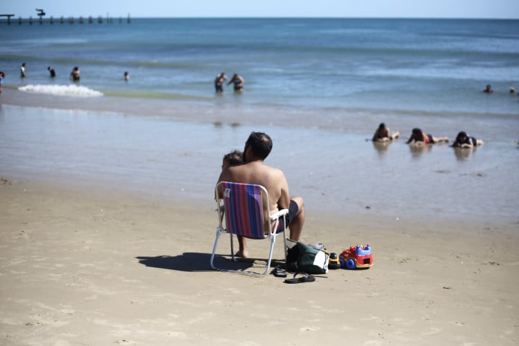 ￼MOVIMENTAÇÃO de banhistas na Praia dos Crush, em Fortaleza