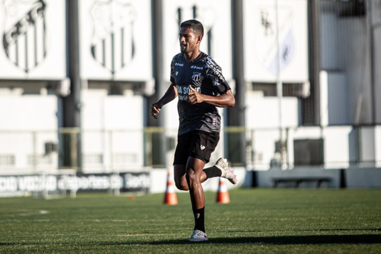 Lucas Rian em treino pelo Ceará