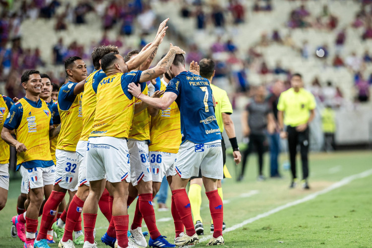 Jogadores comemoram gol de Pochettino no jogo Fortaleza x Atlético-GO, no Castelão, pelo Campeonato Brasileiro Série A 2024