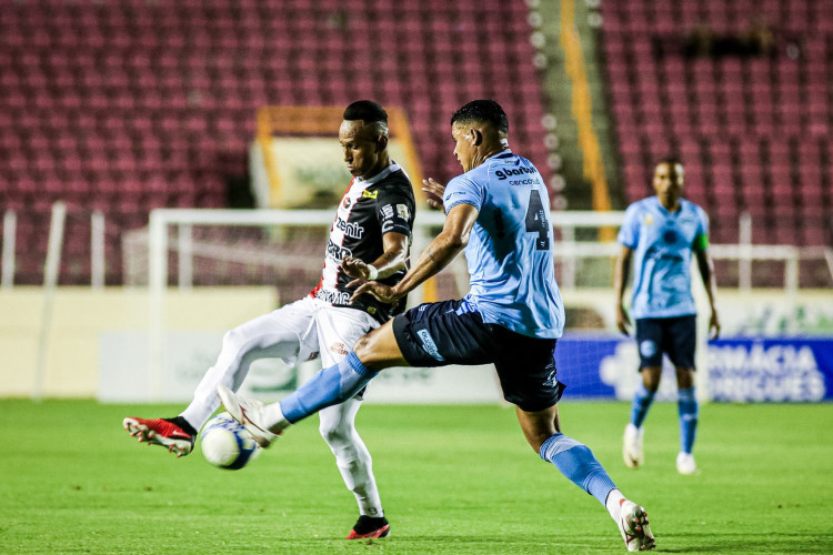 Ciel, do Ferroviário, disputa bola com jogador do Confiança, em duelo válido pela Série C do Brasileiro 