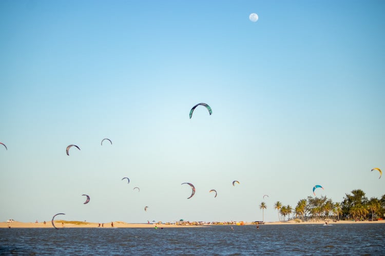 FORTALEZA, CEARÁ, BRASIL, 19-07-2024: Guia 3, sobre esportes ao vento na Praia/Lagoa do Cauípe com o Carlos Mario BEBÊ, atleta de kite surfe, que recebe vários turístas na temporada de ventos do litoral para praticar a modalidade. (Foto: Samuel Setubal/ O Povo)