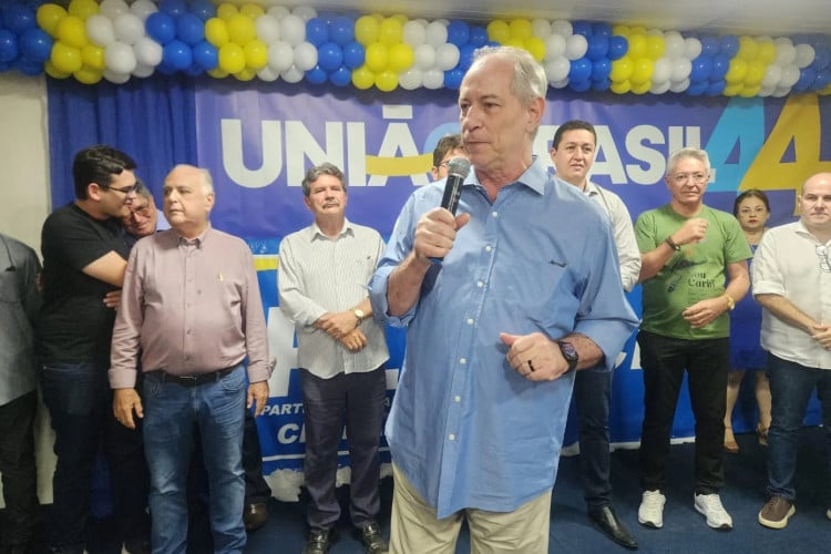 Ciro Gomes discursou ao lado de Roberto Pessoa em evento em Crato