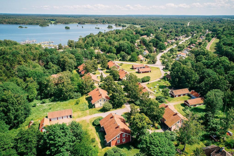 Hällekis e lago Vänern, um dos locais em Götene, Suécia, onde há lotes disponíveis a baixo custo