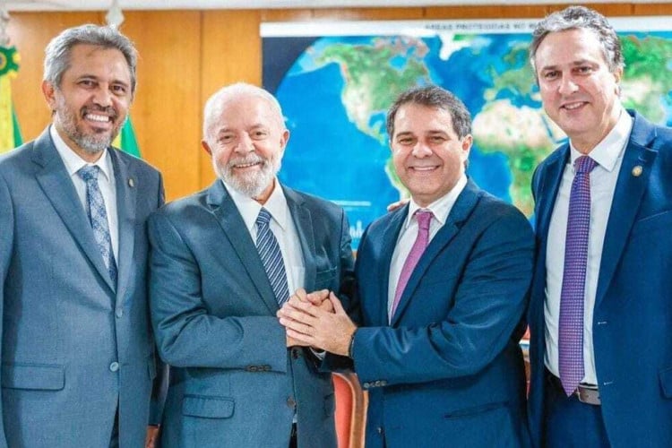 O governador do Ceará. Elmano de Freitas, o presidente Luiz Inácio Lula da Silva, o pré-candidato à prefeito de Fortaleza, Evandro Leitão, e o ministro da Educação, Camilo Santana