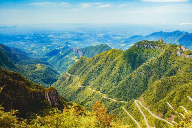 A Serra Catarinense é um destino de inverno autêntico com chalés, vinhos e belas paisagens naturais (Imagem: Black Layer Creative | Shutterstock)