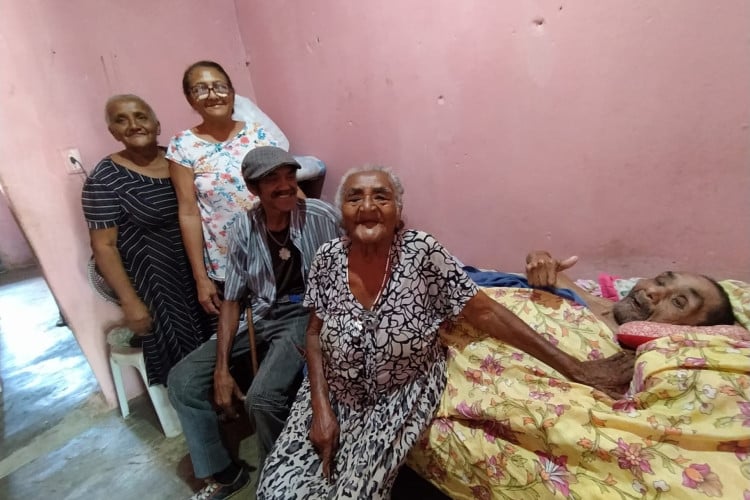 João Batista, 66, reunido com sua família após chegar ao município de Juazeiro do Norte