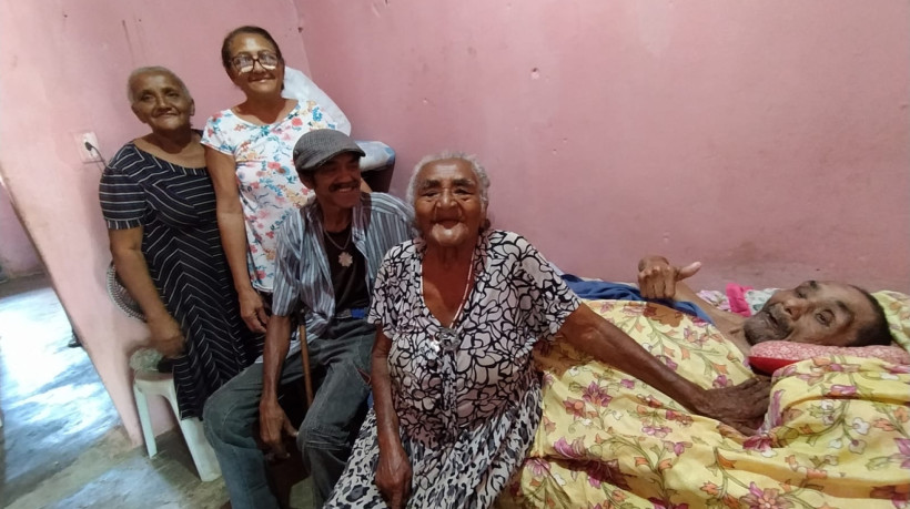 João Batista, 66, reunido com sua família após chegar ao município de Juazeiro do Norte 