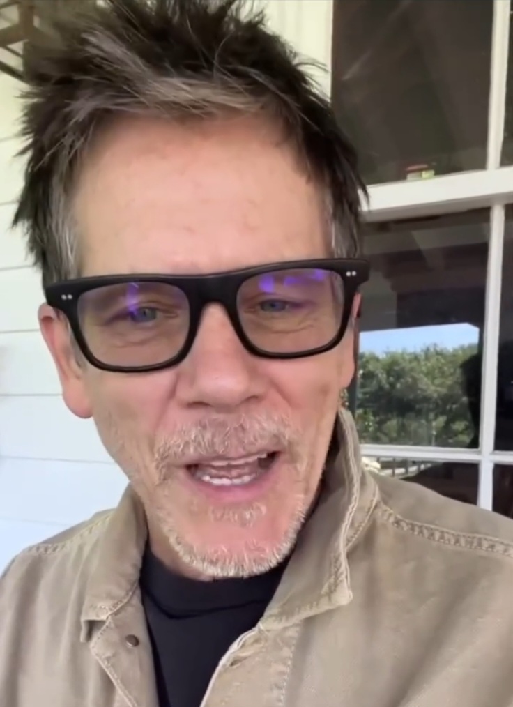 O ator Kevin Bacon revelou que já recorreu a um protético e a um maquiador para usar dentes falsos e uma maquiagem que impedissem o seu reconhecimento pelo público.