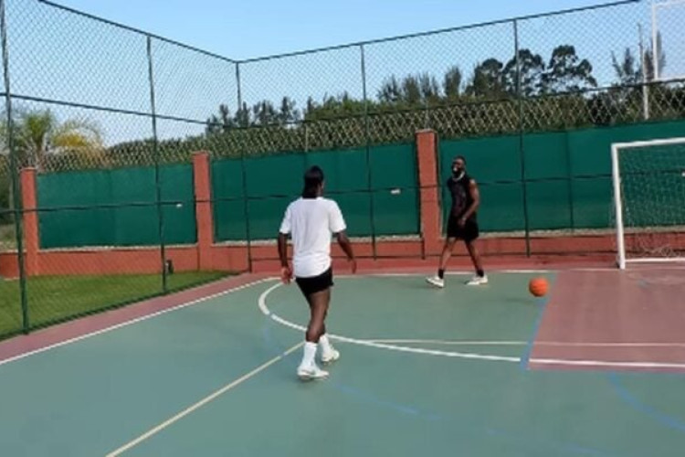 Brasileiro fez uma tabela com um dos principais jogadores do Boston Celtics, atual campeão da liga americana de basquete