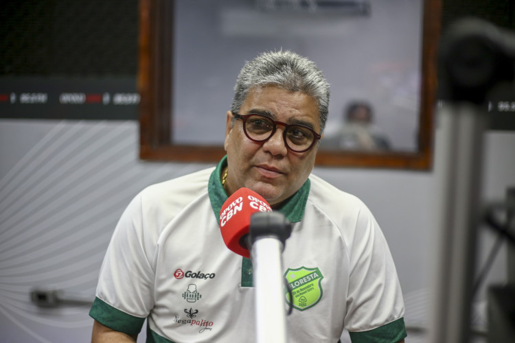 Técnico do Floresta dando entrevista para rádio Opovo