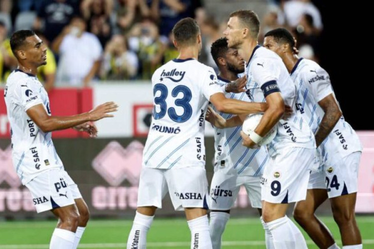 Turcos, comandados pelo técnico José Mourinho, garantem vitória com hat-trick de Edin Dzeko e abrem vantagem na fase preliminar do torneio