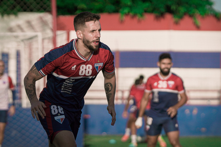 Volante Lucas Sasha em treino do Fortaleza no Centro de Excelência Alcides Santos, no Pici